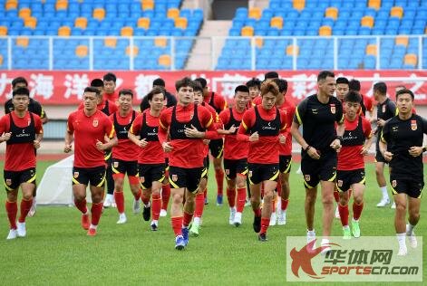 国足VS韩国前瞻:实力差距明显 先看拼劲和态度